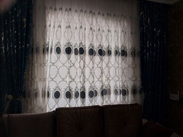 Ağ rəngli tül pərdə, naxışlı tünd göy və qızılı elementlərlə