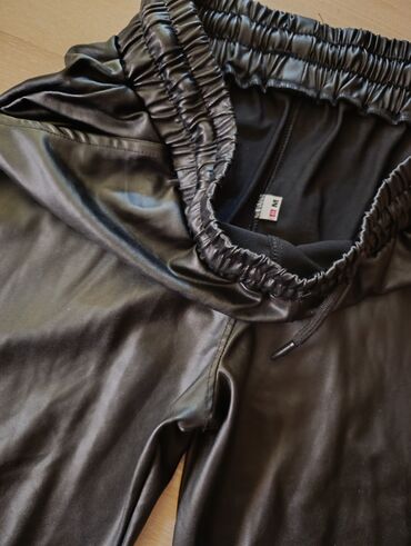 crna kosulja krem pantalone: Novo
Velicina M 
nekako suskav materijal