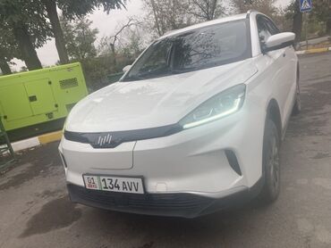 зарядка на авто: Электромобиль кроссовер Skywell ET5 (логотип Skyworth/Skywell), белый