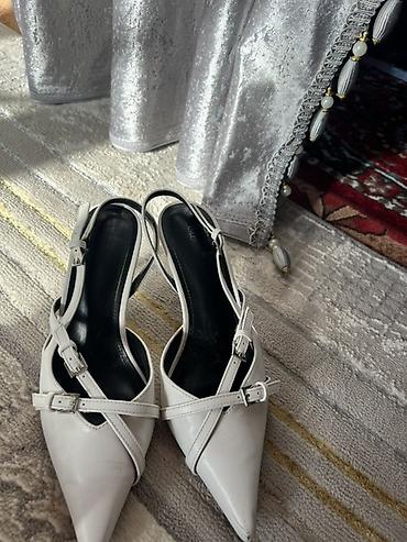clarks обувь: Белые женские туфли-лодочки с открытой пяткой и ремешками - Цвет — 2