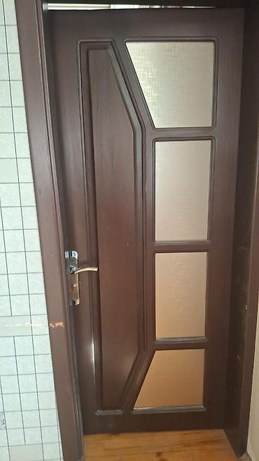 1 ədəd Qapı .
Köhnədir ramkasında qırığı var