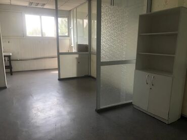 кресло парикмахерское бу: Сдаю Офис, 23 м², В торговом центре