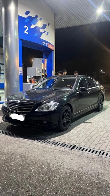 ролс ройс машина: Элегантный седан Mercedes-Benz S-Class черного цвета, модель W221