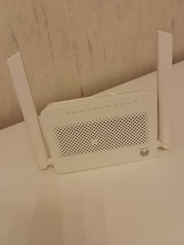 Masaüstü kompüterlər və iş stansiyaları: Huawei EchoLife HG8145V5 modeli, iki antena ilə təchiz edilmiş ağ