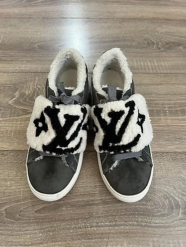 медальон: Кроссовки, 38, Louis Vuitton, Б/у, цвет - Серый, Самовывоз — 1