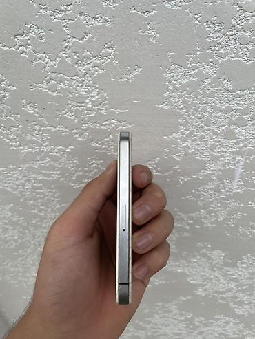 Мобильные телефоны: IPhone 4, белый, 3.5" Retina, корпус из стекла и стали. На экране — 7