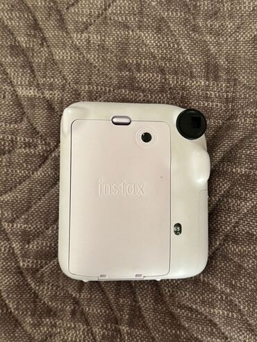 фотоаппарат зенит е: Bu, ağ rəngdə "instax mini 12" ani kamerasdır. Kameranın yuxarısında