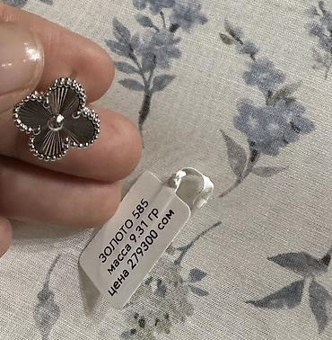 украшеня: Серьги-гвоздики Van Cleef & Arpels Alhambra, белое золото 585 — 2