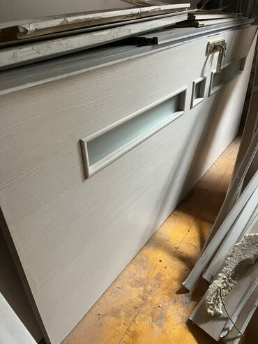 Otaq qapıları: Ağ açıq-bej rəngli interyer qapısı dəsti. Xüsusiyyətlər: - Material