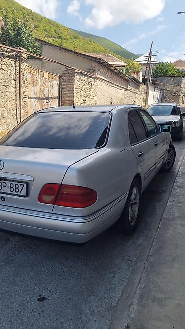 mazda 3: Mercedes-Benz E-Class: 2 l | 1997 il Sedan — 1