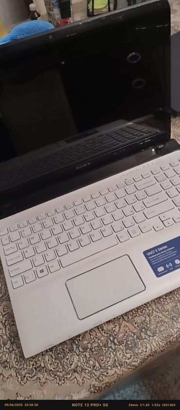 Planşetlər: Sony VAIO E Series noutbuk - Rəng: ağ gövdə, qara ekran çərçivəsi -