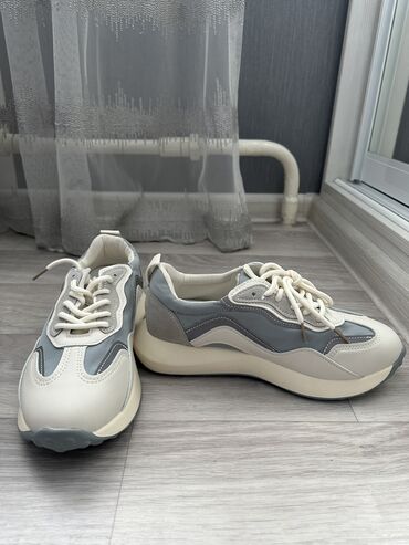 белые кросовки: Кросовки новые,обе пары 38 размер Можете взять по отдельности Одна
