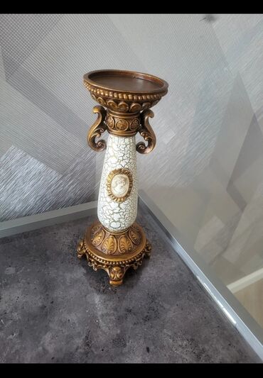 Şamdanlar: Qədimi üslubda hazırlanmış, zərif ornamentləri olan şamdan. Ağ və