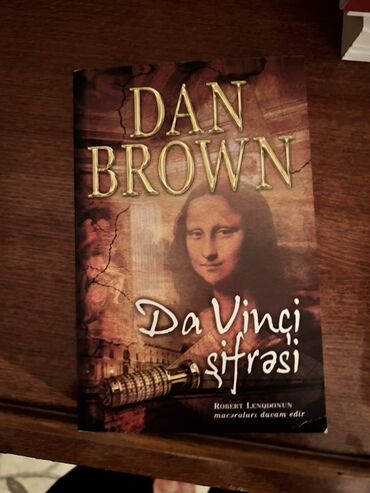Dan Brown-un "Da Vinçi şifrəsi" kitabı. Bu kitab, Robert Lenqdonun