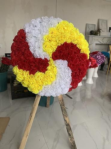 ata ad günü tortu: Rəngli süni güllərdən hazırlanmış stendli çələng Ölçüsü  — 2