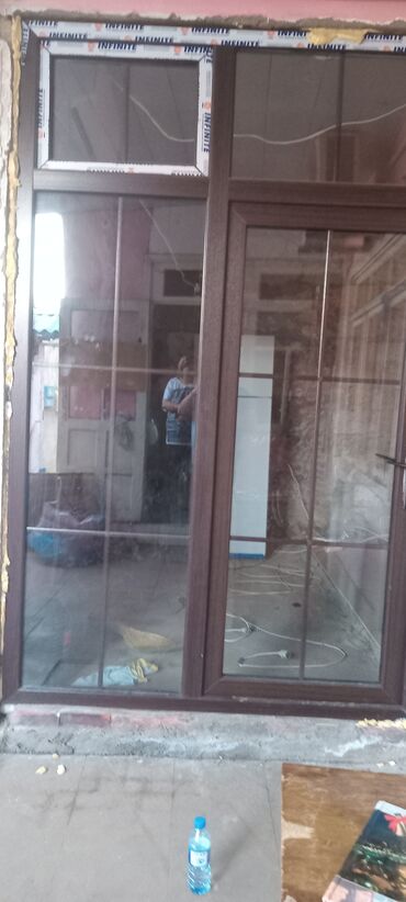 Plastik qapılar: PVC vitraj qapı-pəncərə sistemi - Material: tünd ağac rəngində PVC — 13