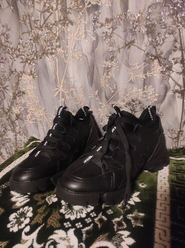 обувь для борьбы: Женские кроссы 
чёрный, 37 размер