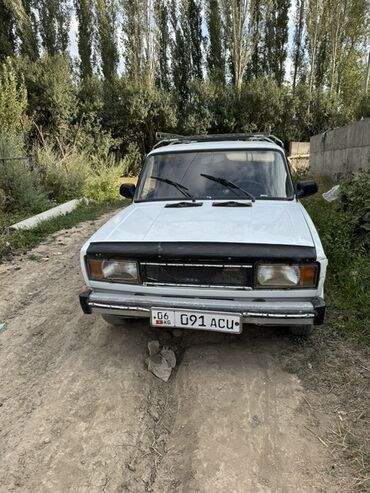 резина шипованная r14: Белый универсал ВАЗ-2104 с багажником на крыше. Автомобиль оснащен