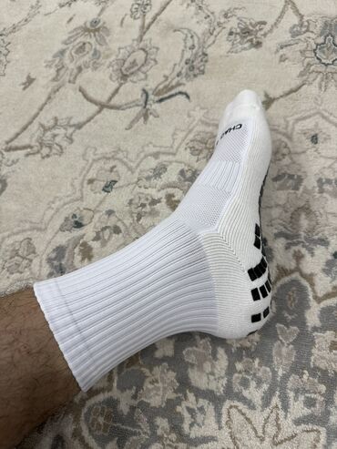 форма футбола: Продаю футбольные носки новые,противоскользящие.Размер от 37-43