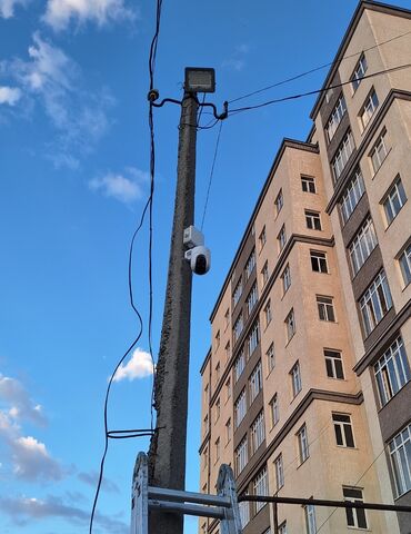 Видеонаблюдение: Белая цилиндрическая IP-камера Hikvision с кронштейном — 13