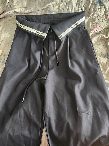 salvarlar kisi ucun: Qara-boz rəngdə klassik üslubda qadın şalvarı. - Model: düz kəsim, ön — 1