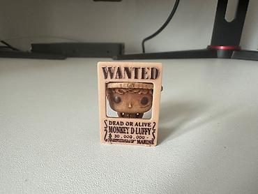pive seti: One Piece – Monkey D. Luffy mini fiquru və “Wanted” çərçivəsi seti - — 3