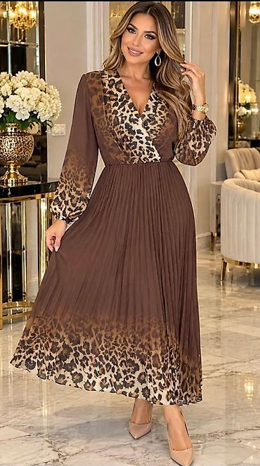 kamel torba: Elegantna plisirana maksi haljina sa animal print detaljima - Model — 3
