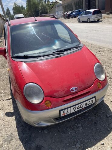 диодные ленты на авто: Красный хэтчбек Daewoo Matiz, компактный городской автомобиль