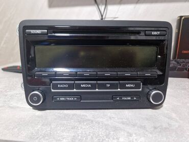 poklanjam auto: Prodajem radio za Pasata b7,golfa 6 caddy .Radio ispravan izvadjen