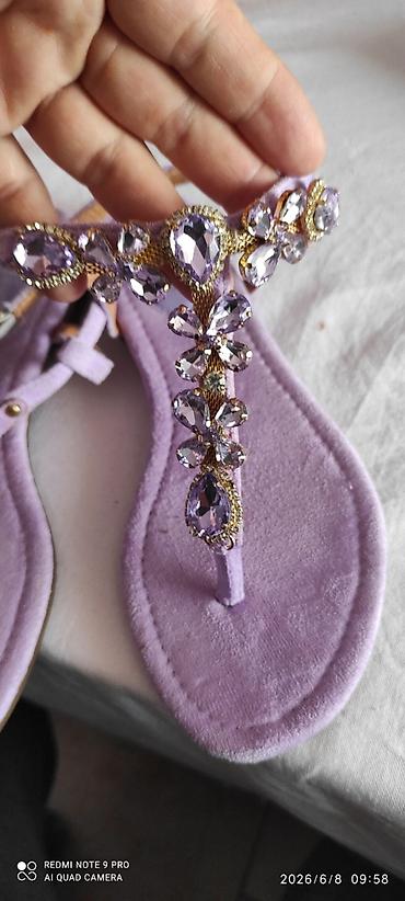 ugg sandals: Ženske sandale – lavanda ljubičaste, sa T-kaišem bogato ukrašenim — 1