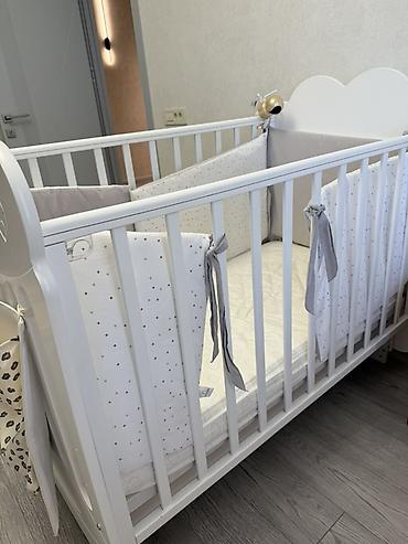 наматрасник: Uşaq beşiyi – ağ rəngdə, bulud formalı başlıqlarla və üzərində — 3