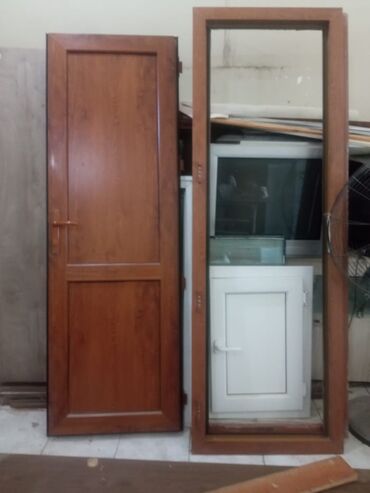 Plastik qapılar: Plastik qapı 80 AZN ölçü 2.07/70 ünvan Buzovna.Çinarə