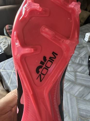 Nike Mercurial Air Zoom futbol бутsı. Çəhrayı və qara rəng kombinində