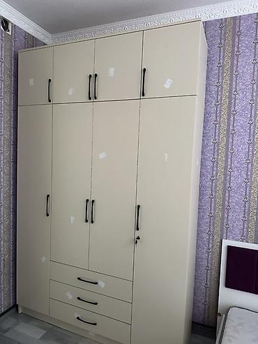 dolab kilidi: Bej rəngli, yığcam dizaynlı çoxbölməli paltar şkafı - Material — 2