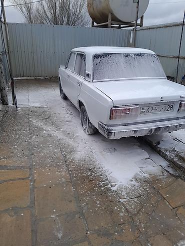 2107 qapı: VAZ 2107, ağ rəng, 4 qapı sedan. Texniki xüsusiyyətlər: - Benzin — 10