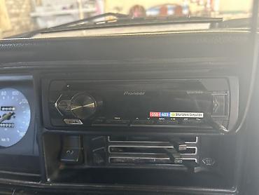 avto monitorlar: Pioneer DEH‑S12 seriyası avtomobil maqnitofonu və arxa polkada akustik — 3