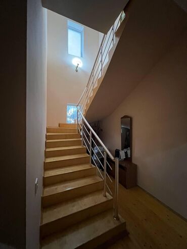 Uzunmüddətli kirayə mənzillər: Geniş və işıqlı otaqlar, taxta döşəmələr və pəncərələrdə jalüz — 6