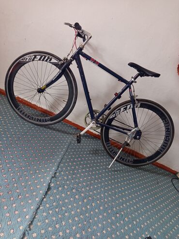 шосейник велосипед: Велосипед Dominic Fixie с темно-синей рамой. Оснащен черными колесами