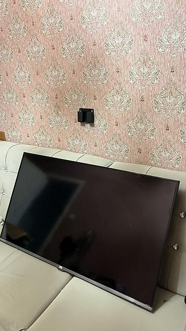 Televizorlar: Samsung LED televizor, təxminən 40–43 düym diaqonal. Şəkillərdə divar — 1