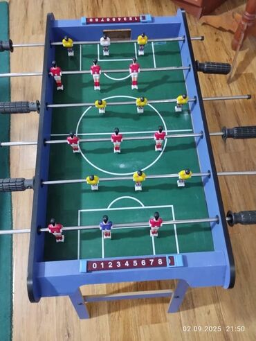 игры в которые играют люди: Настольный футбол (кикер) на ножках - Полноразмерное игровое поле с