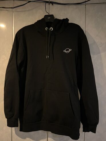 Qara rəngli uniseks hoodie, sol sinə hissəsində ağ rəngdə stilizə