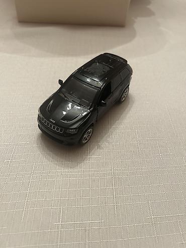 Avtomobil modelləri: Ağ rəngli mini model avtomobil – sedan/krossover üslubunda oyuncaq — 19