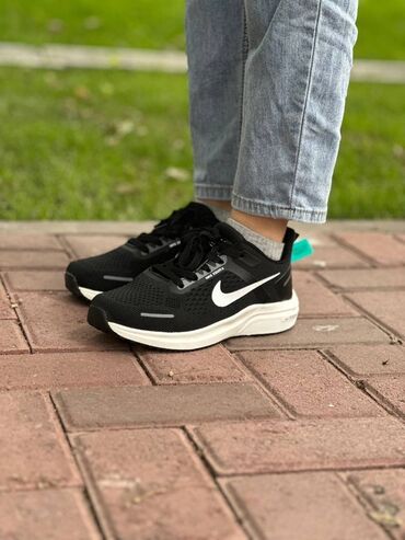 купить кератолический гель для ног: Кроссовки Nike с черным верхом из сетчатой ткани и белой подошвой