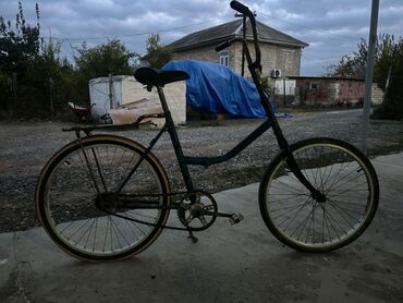 uc təkər velosiped: CCR dovrunden qalma retro velosipet desna. Tam işlekdir. Butun