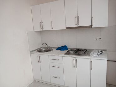 Комплекты диванов и столов: Ağ rəngli mətbəx mebeli dəsti - Üst və alt dolablar: çoxsaylı qapaqlı