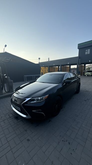 runx alex: Автомобиль Lexus ES, выполненный в тёмном цвете. Этот седан сочетает в