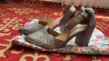 белые свадебные балетки: Туфли, 34, Колдонулган, түсү - Боз, Акылуу жеткирүү