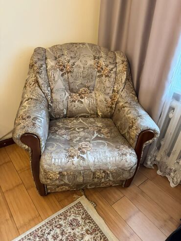 синий диван и 2 кресла: Прямой диван, цвет - Бежевый, Б/у