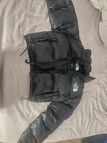 Пуховик The North Face, укороченная модель Nupste‑стиля, черный цвет at lalafo.kg Пуховик The North Face, укороченная модель Nupste‑стиля, черный цвет