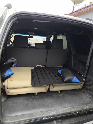 lizing avtomobiller: Bu, gümüşü rəngdə olan Toyota Land Cruiser Prado avtomobilidir